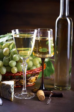 Eski bir arka planda şarap şişesi ve üzüm..