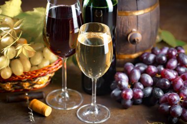 Eski bir arka planda şarap şişesi ve üzüm..