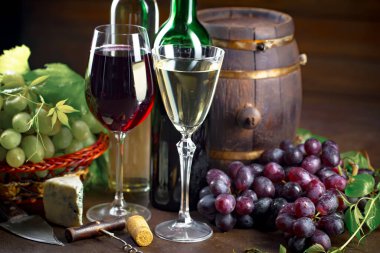 Eski bir arka planda şarap şişesi ve üzüm..