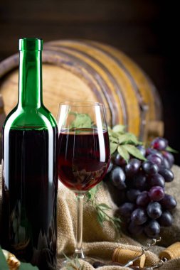 Eski bir arka planda şarap şişesi ve üzüm..