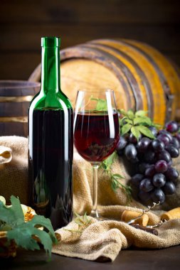 Eski bir arka planda şarap şişesi ve üzüm..