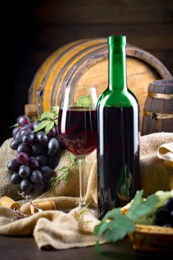 Eski bir arka planda şarap şişesi ve üzüm..