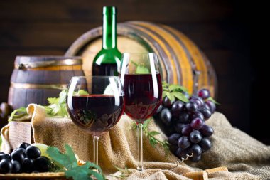 Eski bir arka planda şarap şişesi ve üzüm..