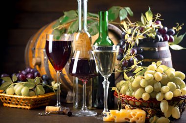 Eski bir arka planda şarap şişesi ve üzüm..