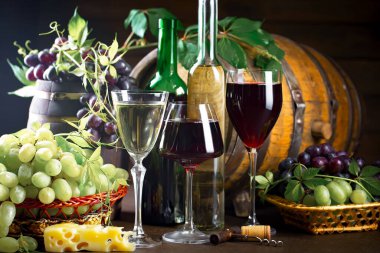 Eski bir arka planda şarap şişesi ve üzüm..