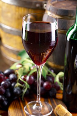 Eski bir arka planda şarap şişesi ve üzüm..