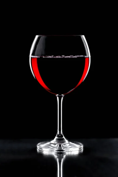 Wijn Een Glas Een Zwarte Achtergrond — Stockfoto