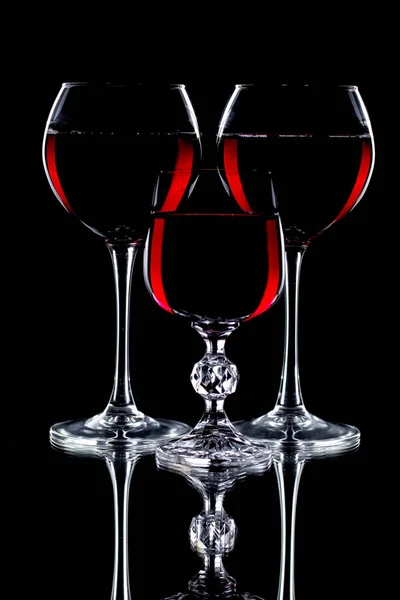 黒を背景にしたワインのグラス — ストック写真