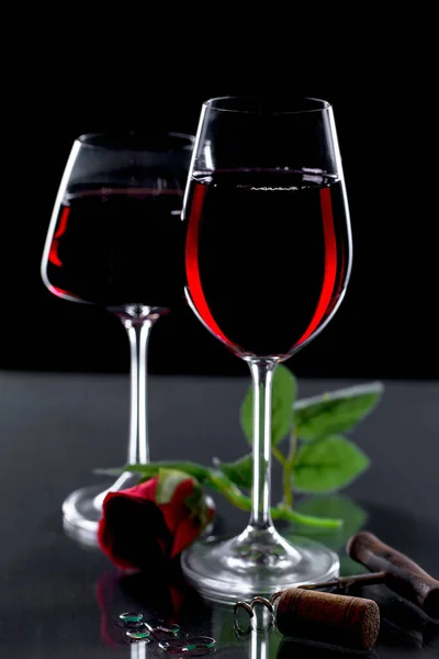 Glas Wijn Een Zwarte Achtergrond — Stockfoto