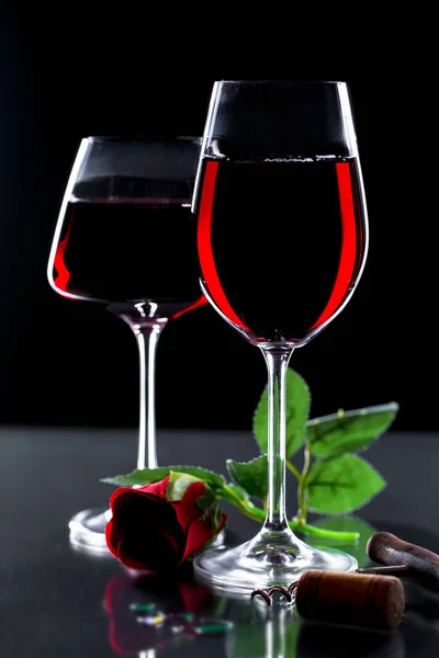 Glas Wijn Een Zwarte Achtergrond — Stockfoto