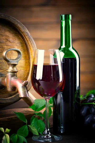 Vin Dans Verre Sur Fond Ancien — Photo