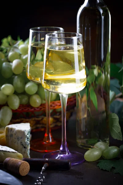 Wine Glass Bottle Grapes Old Background — Stock Photo, Image