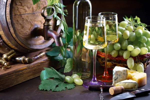 Bicchiere Vino Con Bottiglia Uva Vecchio Sfondo — Foto Stock