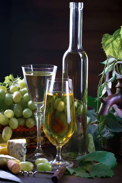 Szklanka Wina Butelką Winogronami Starym Tle — Zdjęcie stockowe