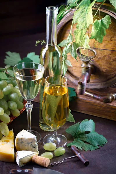 Weinglas Mit Flasche Und Trauben Auf Altem Hintergrund — Stockfoto