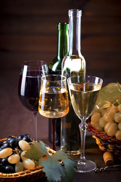 Wijnglas Met Fles Druiven Een Oude Achtergrond — Stockfoto