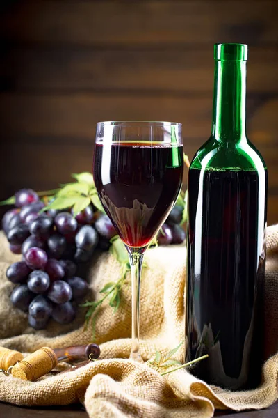 Copa Vino Con Botella Uvas Sobre Fondo Viejo — Foto de Stock