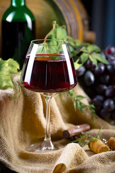 Copa Vino Con Botella Uvas Sobre Fondo Viejo — Foto de Stock