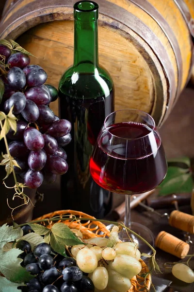 Verre Vin Avec Bouteille Raisins Sur Vieux Fond — Photo