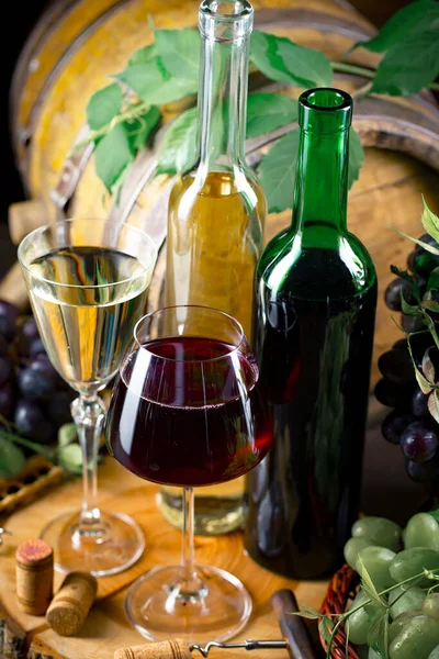 Винний Келих Пляшкою Виноградом Старому Тлі — стокове фото