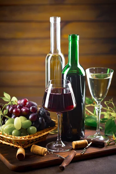 Verre Vin Avec Bouteille Raisins Sur Vieux Fond — Photo