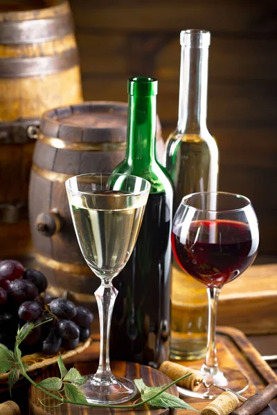 Ποτήρι Κρασιού Μπουκάλι Και Σταφύλια Παλιό Φόντο — Φωτογραφία Αρχείου