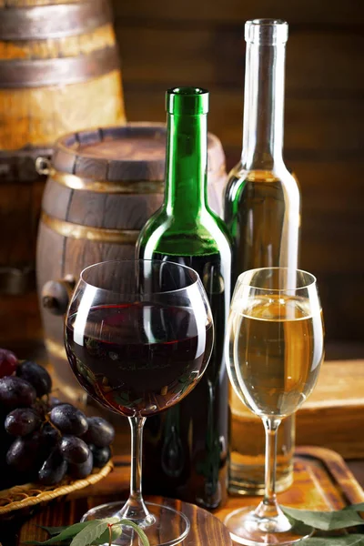 Ποτήρι Κρασιού Μπουκάλι Και Σταφύλια Παλιό Φόντο — Φωτογραφία Αρχείου