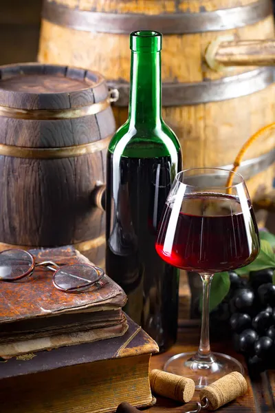 古い背景にボトルとブドウとワイングラス — ストック写真