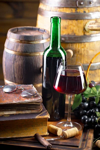 Bicchiere Vino Con Bottiglia Uva Vecchio Sfondo — Foto Stock