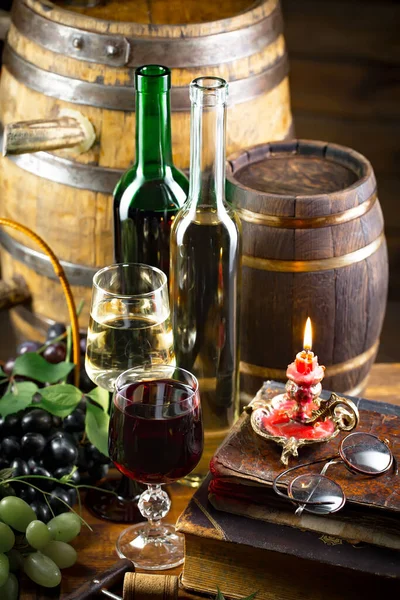 Weinglas Mit Flasche Und Trauben Auf Altem Hintergrund — Stockfoto
