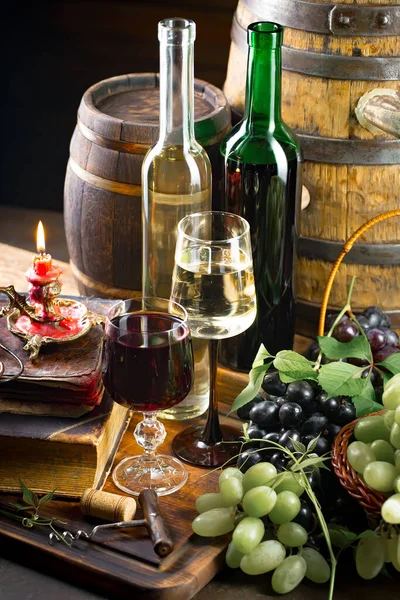 Bicchiere Vino Con Bottiglia Uva Vecchio Sfondo — Foto Stock