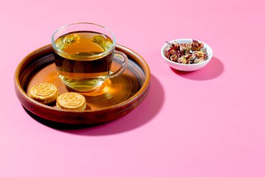 Parlak renkli bir arkaplanda tatlı ile çay