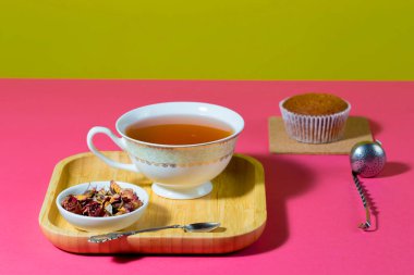 Parlak renkli bir arkaplanda tatlı ile çay