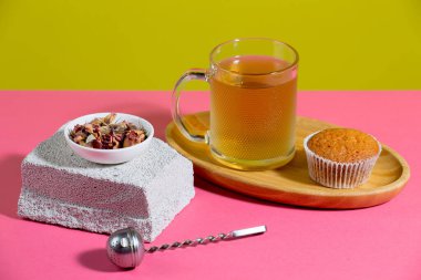 Parlak renkli bir arkaplanda tatlı ile çay