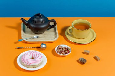 Parlak renkli bir arkaplanda tatlı ile çay