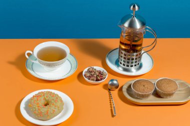 Parlak renkli bir arkaplanda tatlı ile çay