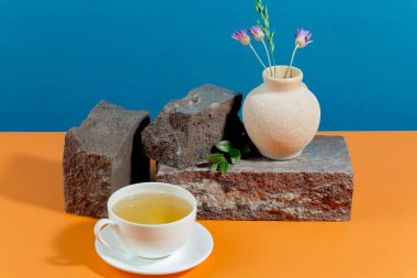 Parlak renkli bir arkaplanda tatlı ile çay