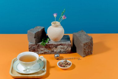 Parlak renkli bir arkaplanda tatlı ile çay