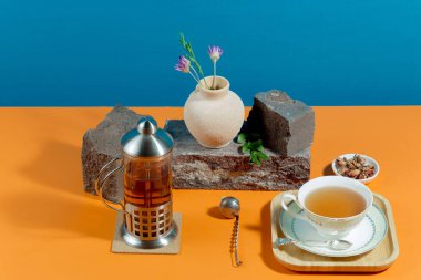 Parlak renkli bir arkaplanda tatlı ile çay