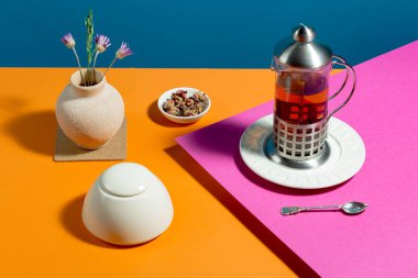 Parlak renkli bir arkaplanda tatlı ile çay