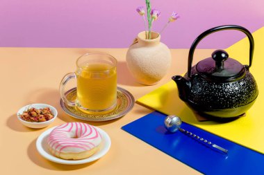 Parlak renkli bir arkaplanda tatlı ile çay