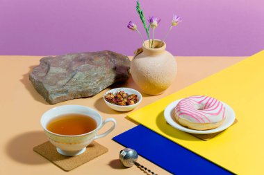 Parlak renkli bir arkaplanda tatlı ile çay