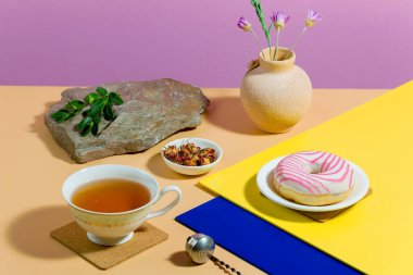 Parlak renkli bir arkaplanda tatlı ile çay