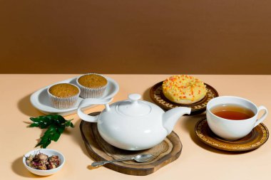 Parlak renkli bir arkaplanda tatlı ile çay