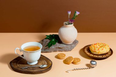 Parlak renkli bir arkaplanda tatlı ile çay