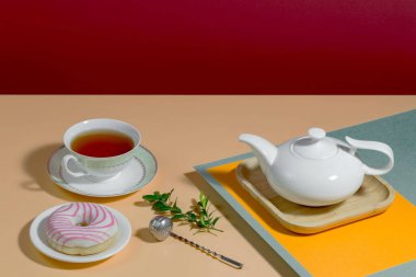 Parlak renkli bir arkaplanda tatlı ile çay