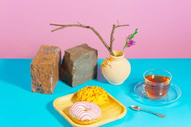 Parlak renkli bir arkaplanda tatlı ile çay