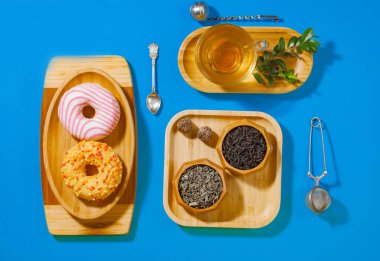 Parlak renkli bir arkaplanda tatlı ile çay