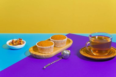 Parlak renkli bir arkaplanda tatlı ile çay