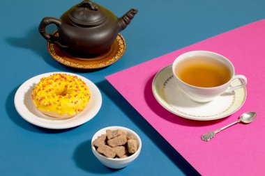 Parlak renkli bir arkaplanda tatlı ile çay